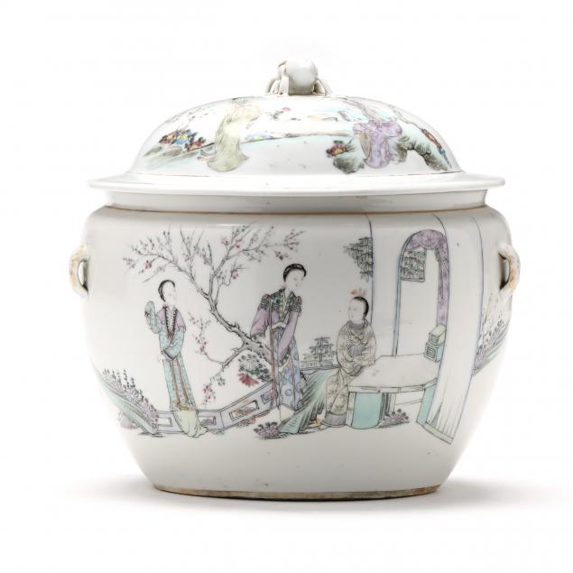A CHINESE PORCELAIN STORAGE POT