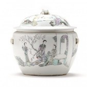 A CHINESE PORCELAIN STORAGE PO