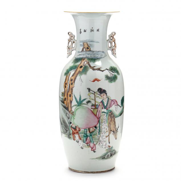 A CHINESE PORCELAIN TALL VASE