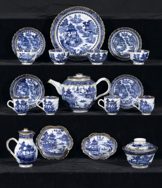 A CHINESE PORCELAIN TEA AND