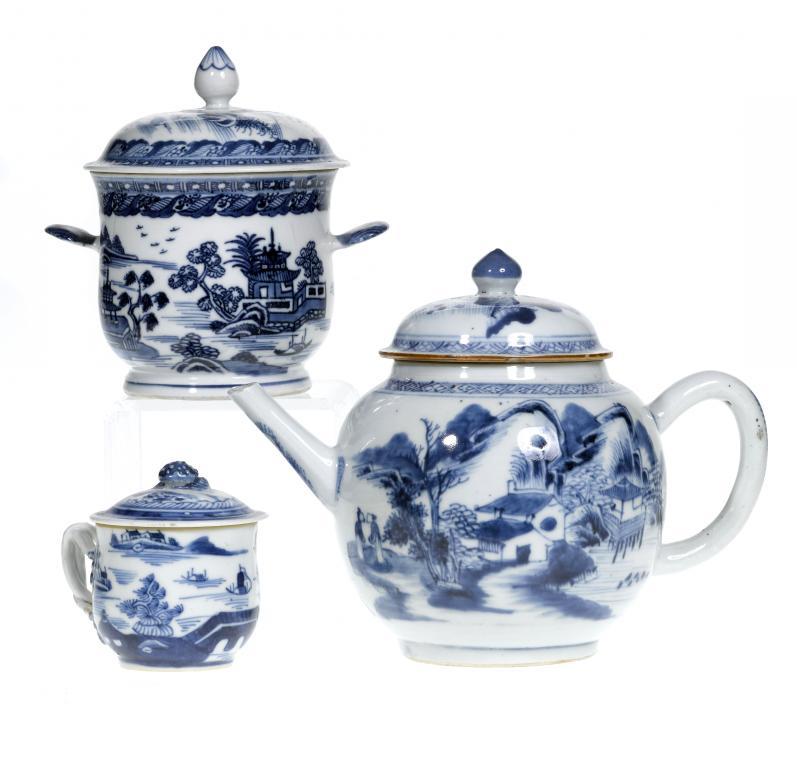 A CHINESE PORCELAIN TEAPOT AND