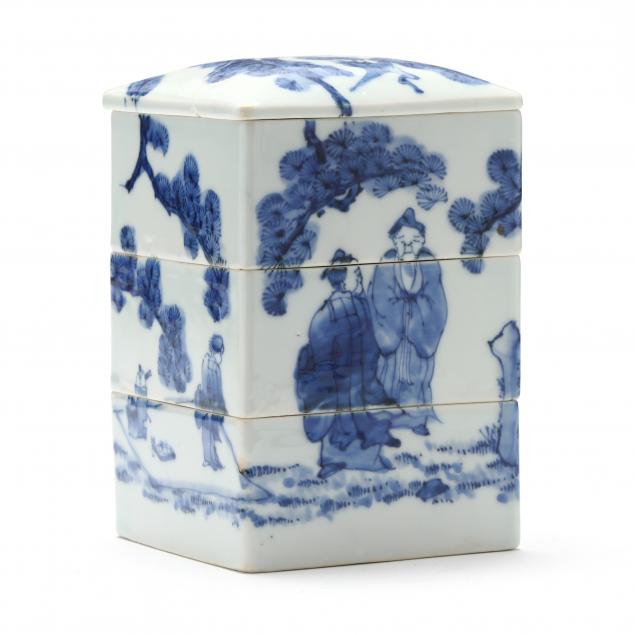 A CHINESE PORCELAIN TIERED BOX WITH
