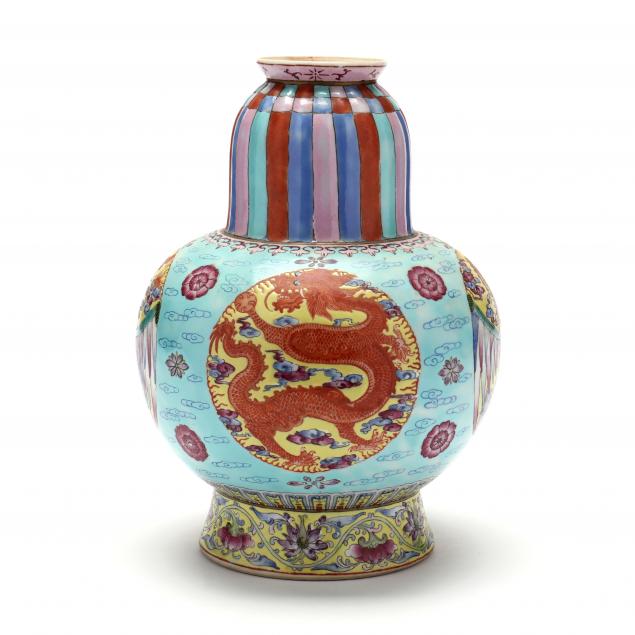 A CHINESE PORCELAIN VASE WITH