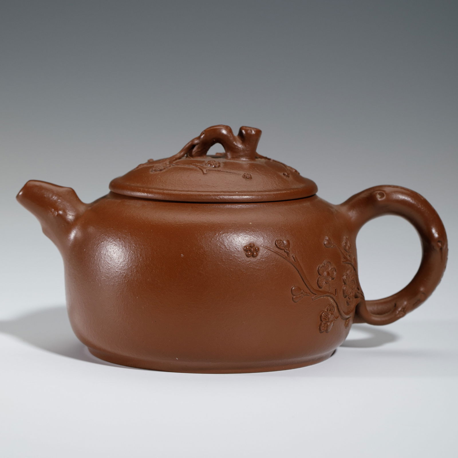 A CHINESE PURPLE CLAY TEAPOT WITH