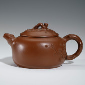 A CHINESE PURPLE CLAY TEAPOT W
