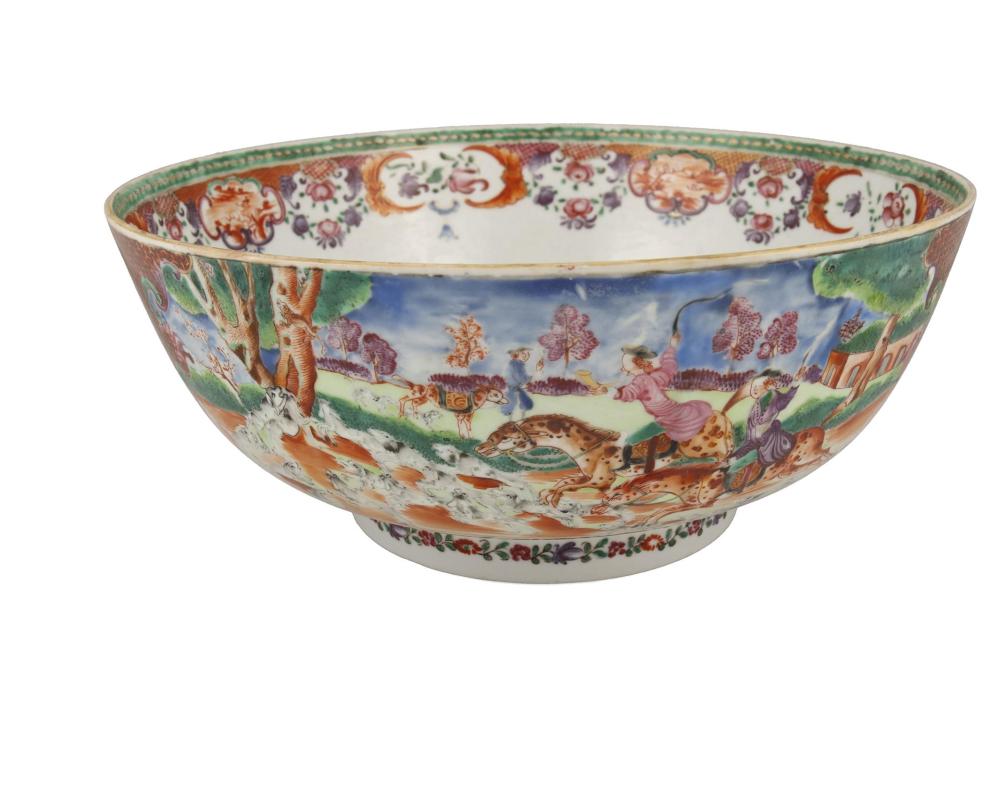 A CHINESE ROSE MANDARIN PORCELAIN