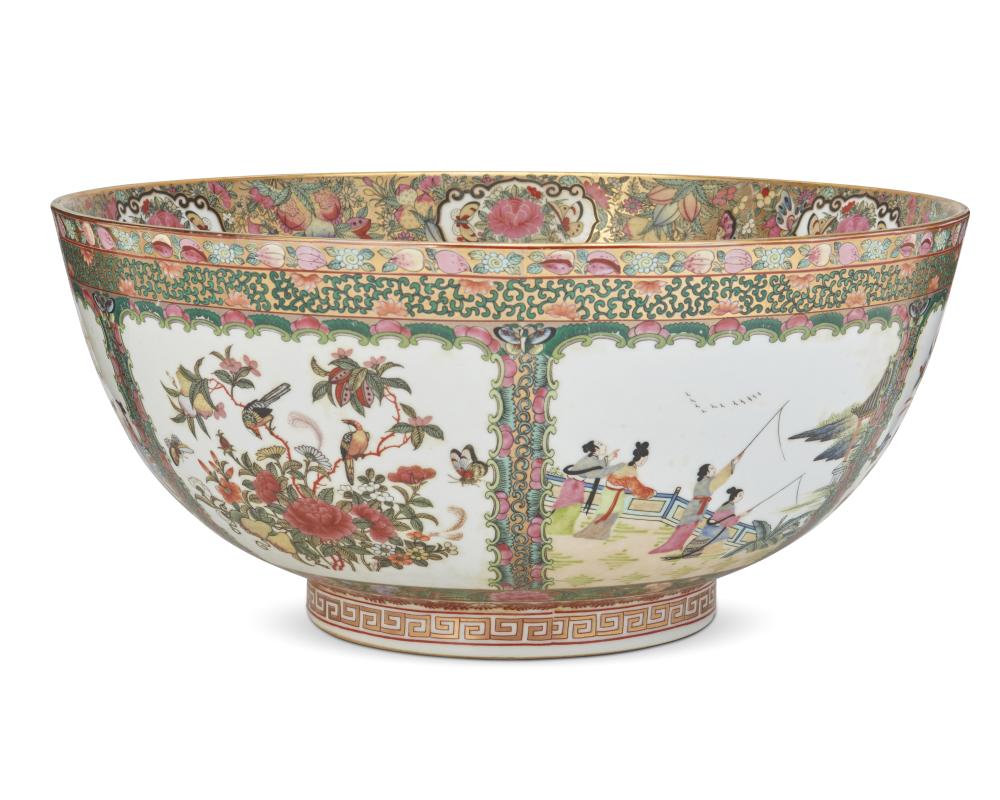 A CHINESE ROSE MEDALLION