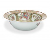 A CHINESE ROSE MEDALLION PORCE