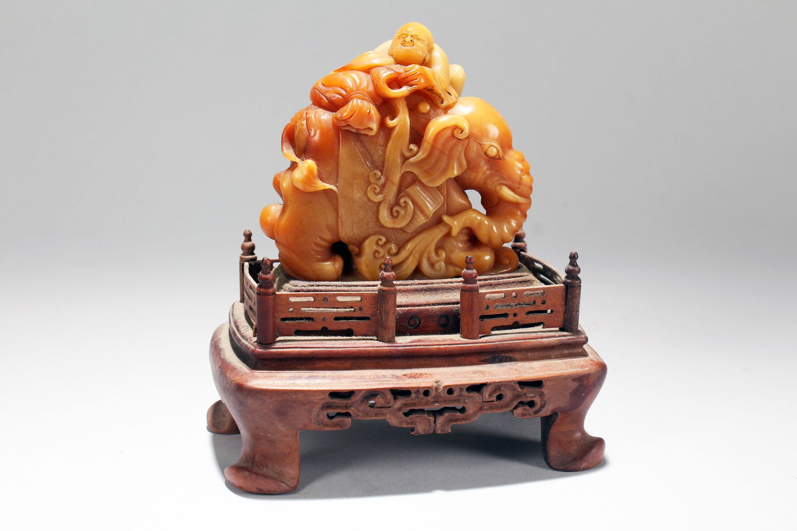A CHINESE VIVIDLY-DEATAILED