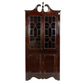 A CHIPPENDALE STYLE CORNER DIS
