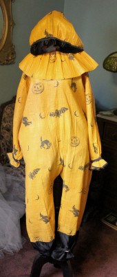 A CIRCA 1930S CHILD'S HALLOWEE