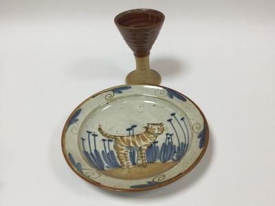 A circular bowl painted a cat among