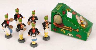 A clockwork bird in a shell and a
