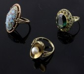 A cocktail ring centred by a p