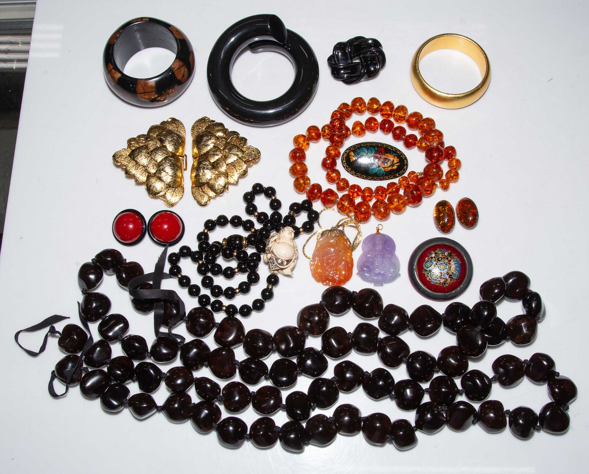 A COLLECTION OF AMBER BEADS,