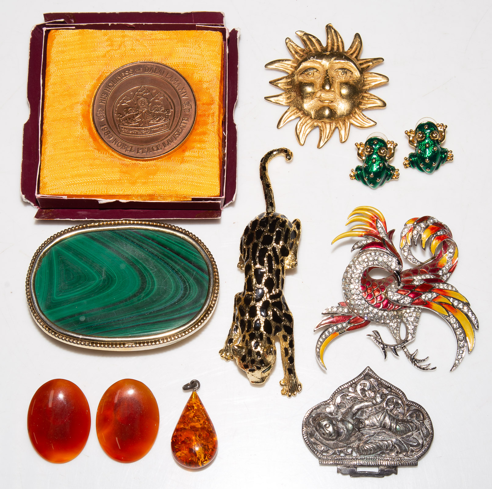 A COLLECTION OF ANIMAL JEWELRY &