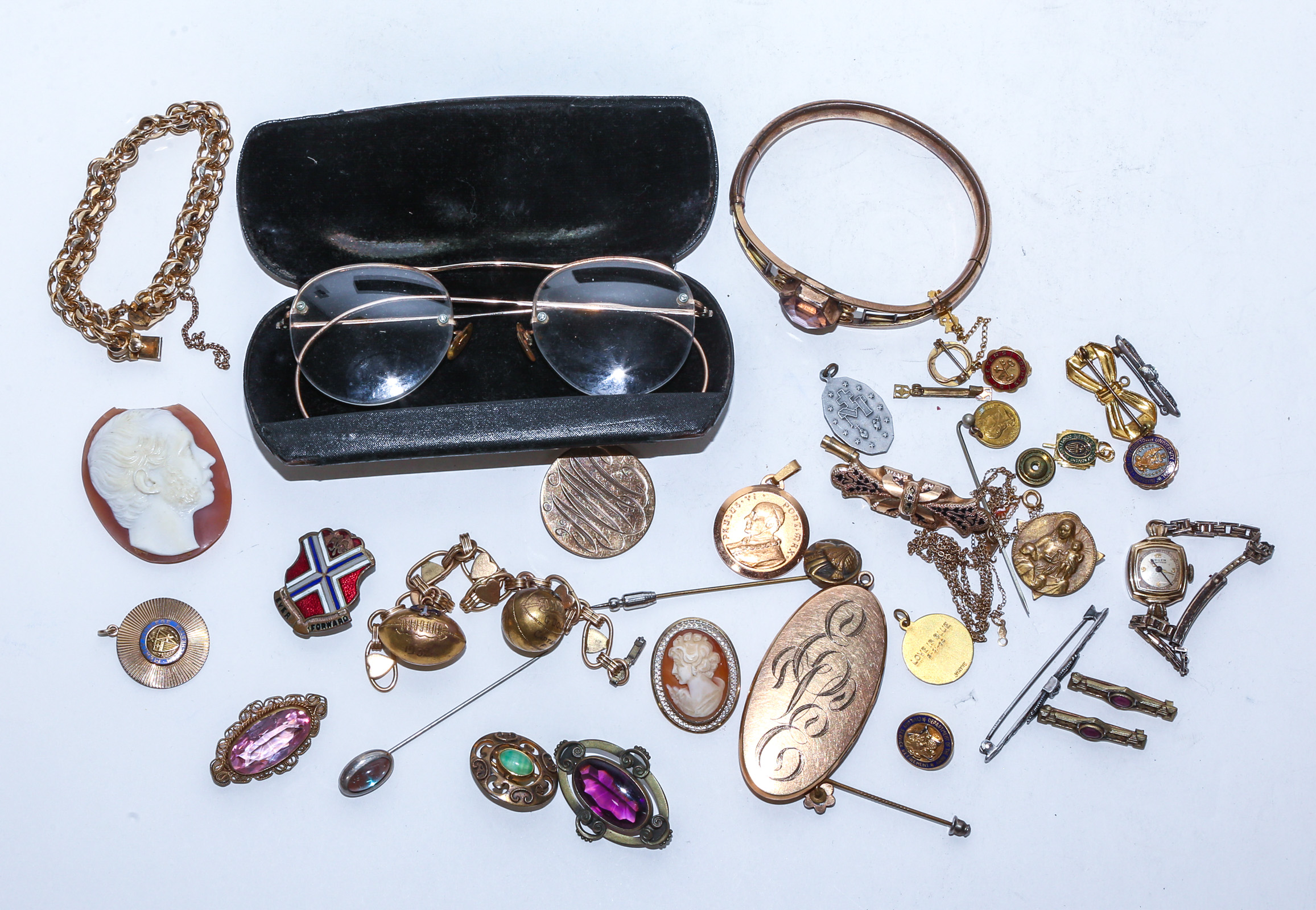 A COLLECTION OF ANTIQUE & VINTAGE