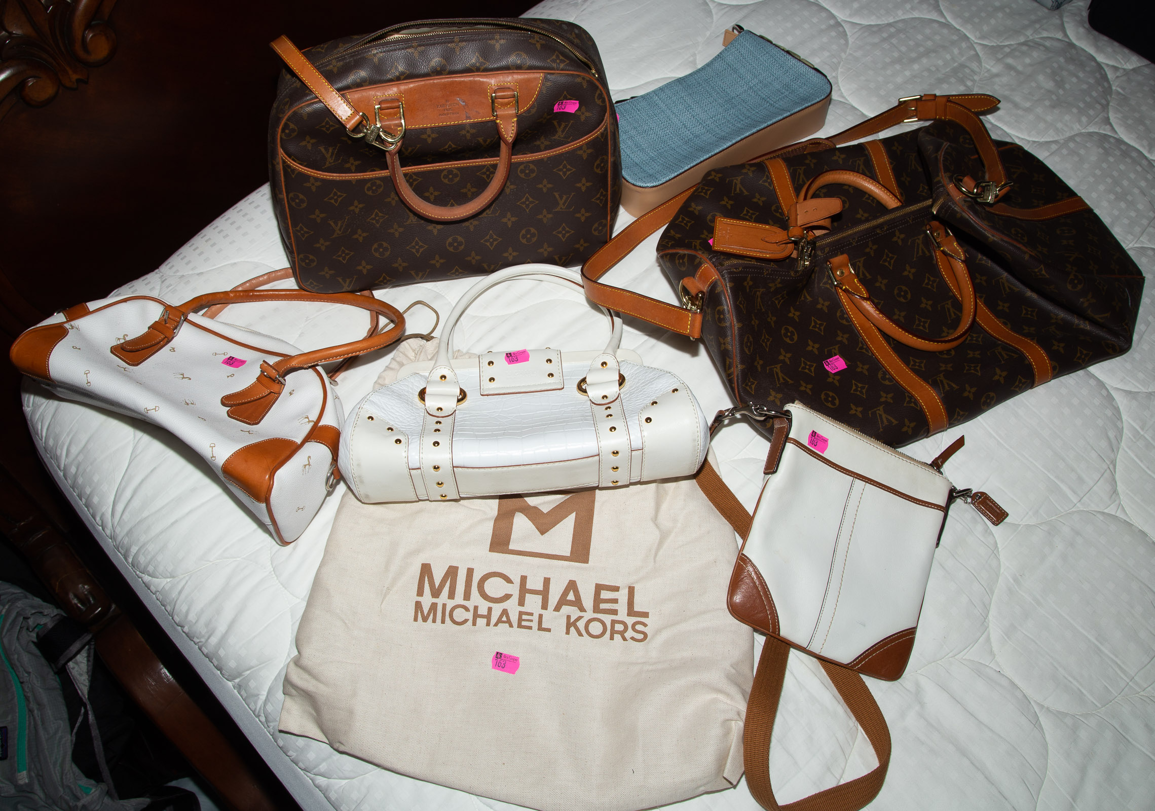 A COLLECTION OF ASSORTED HANDBAGS