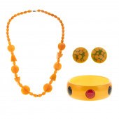 A COLLECTION OF BAKELITE JEWEL