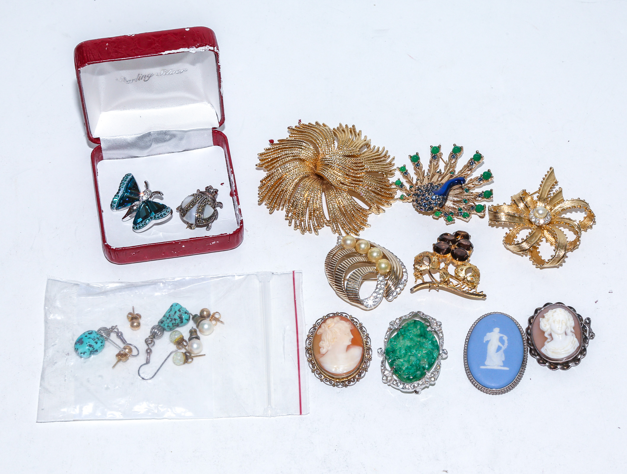 A COLLECTION OF COSTUME BROOCHES