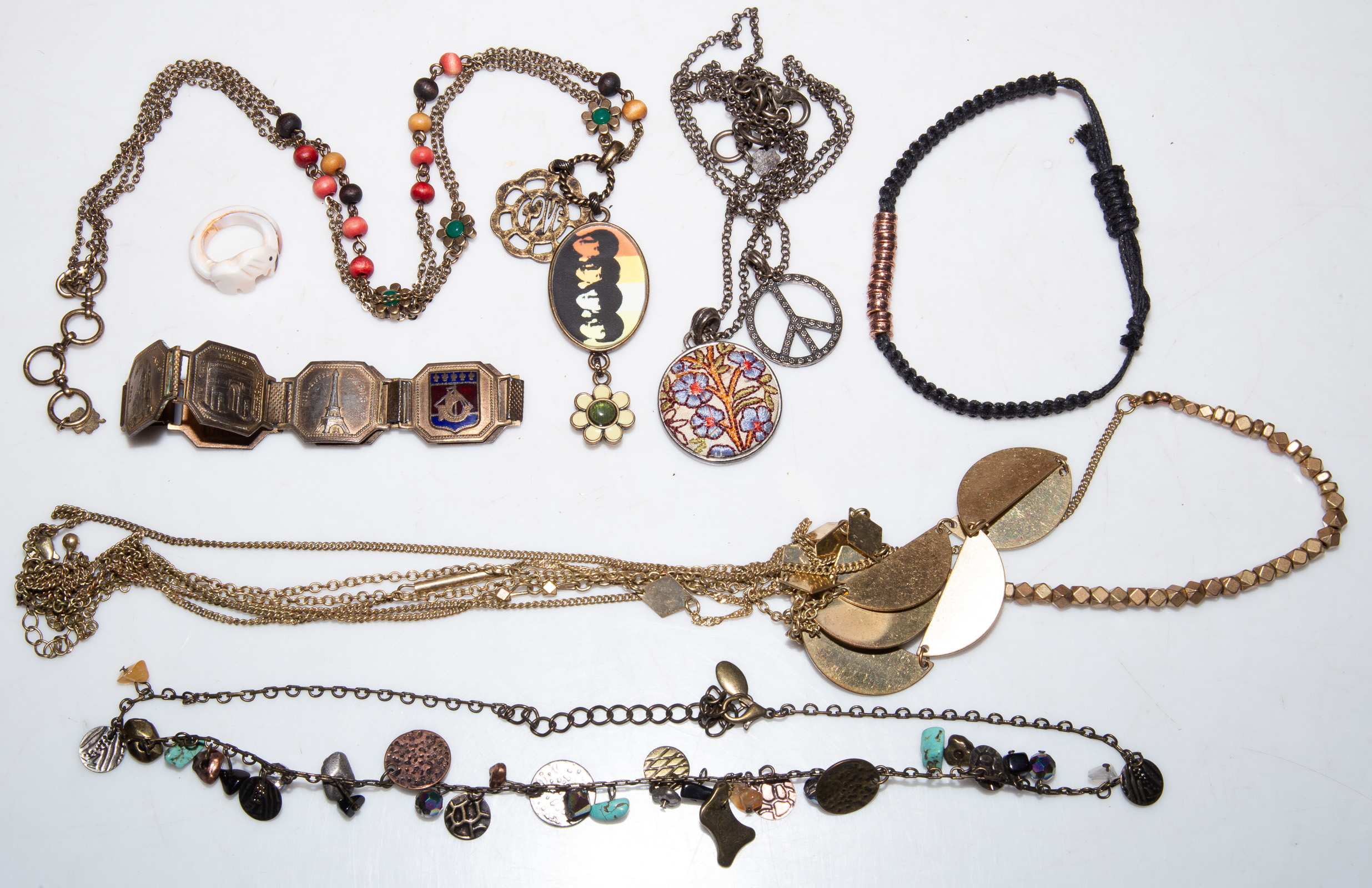 A COLLECTION OF COSTUME JEWELRY