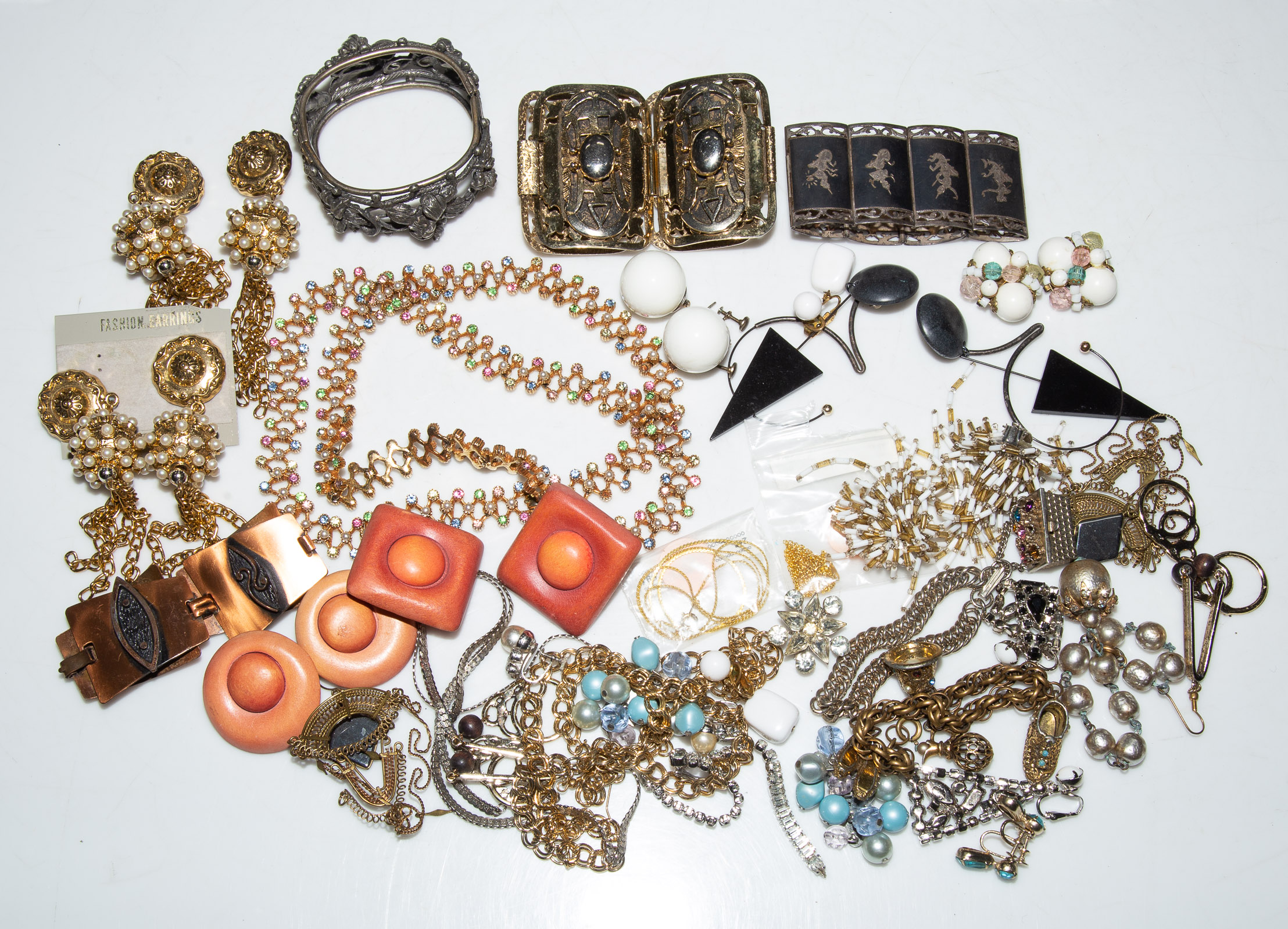 A COLLECTION OF COSTUME JEWELRY