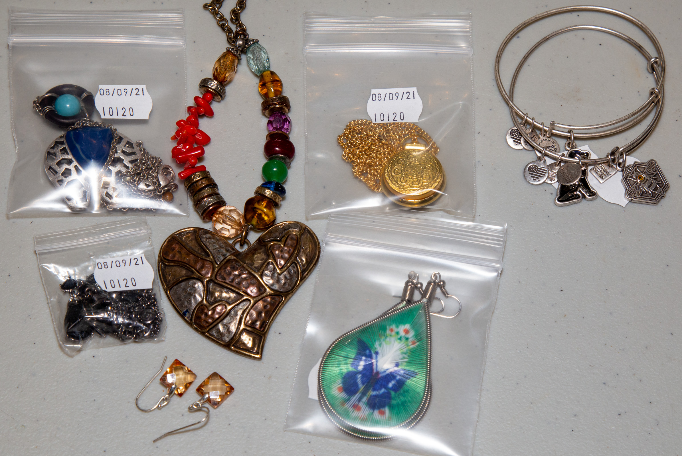 A COLLECTION OF COSTUME JEWELRY