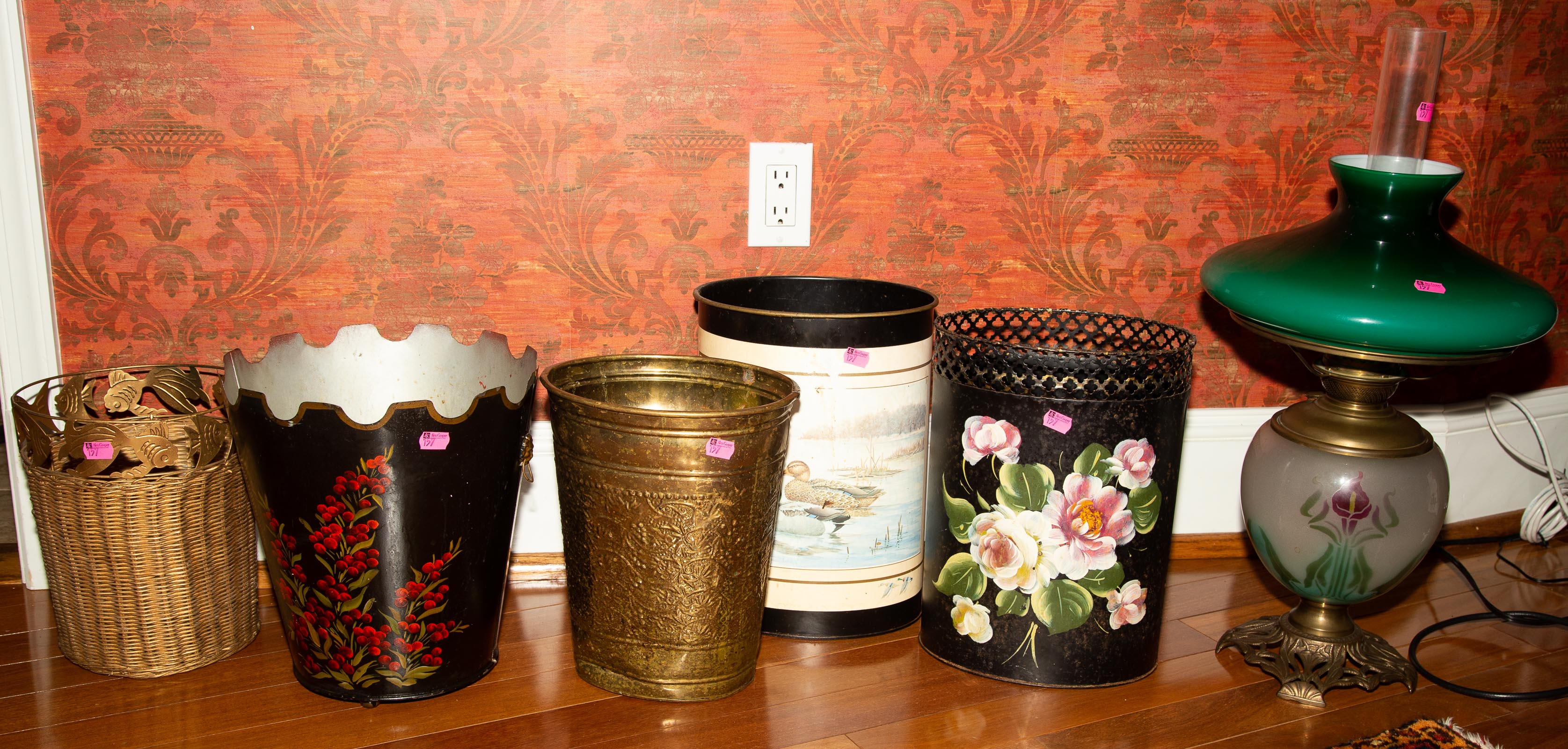 A COLLECTION OF DECORATIVE ITEMS