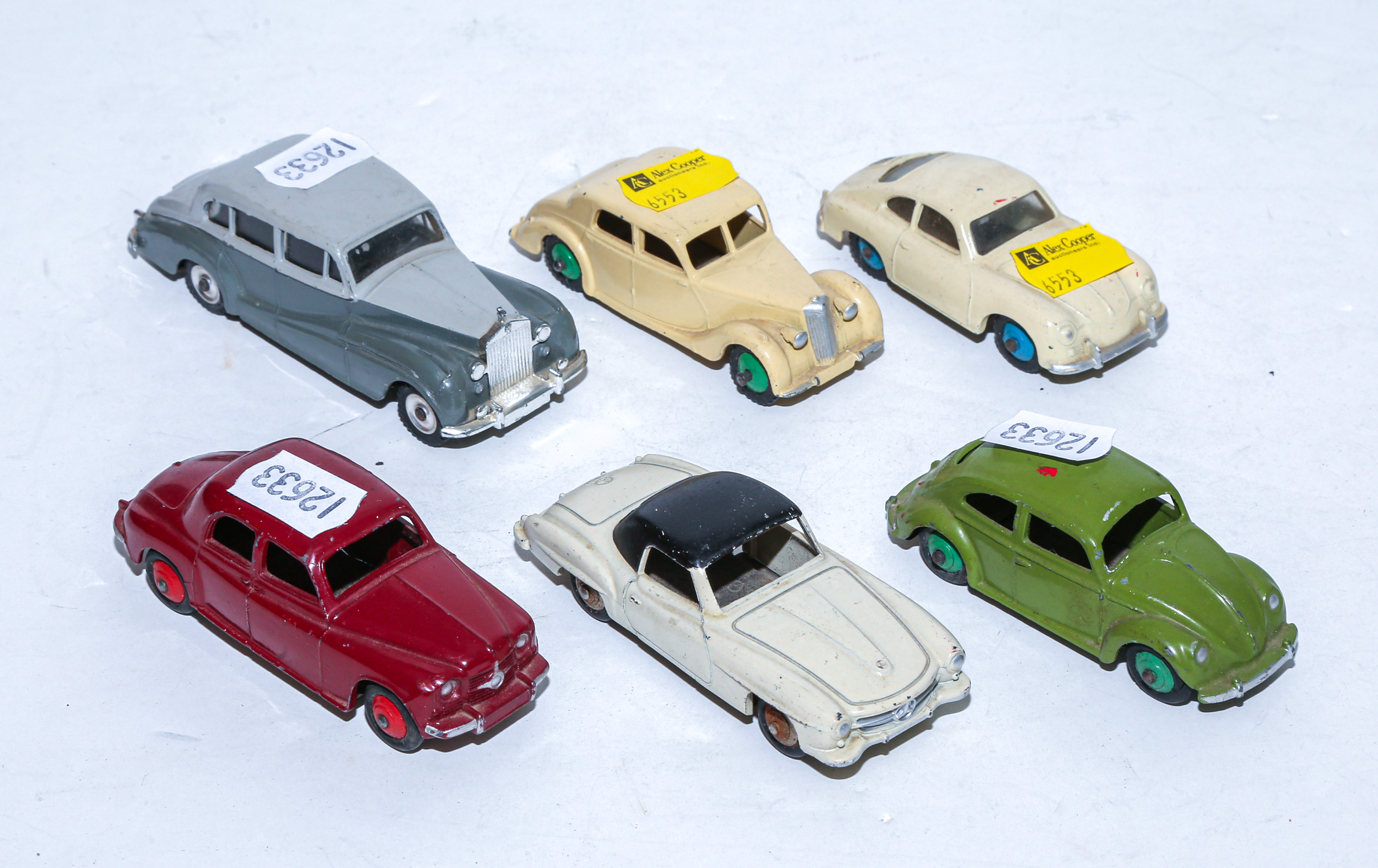 A COLLECTION OF DINKY TOYS VEHICLES