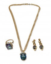 A COLLECTION OF GOLD JEWELRYA