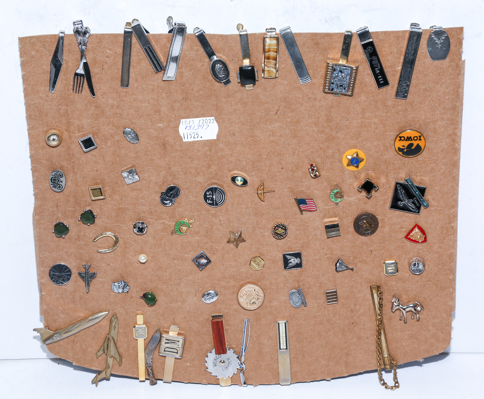 A COLLECTION OF MEN'S JEWELRY
