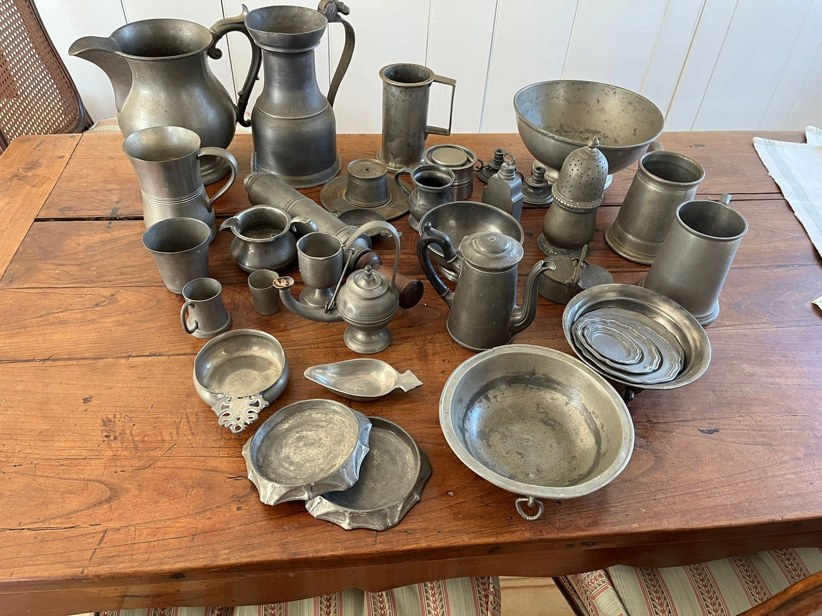 A COLLECTION OF PEWTER ITEMSA