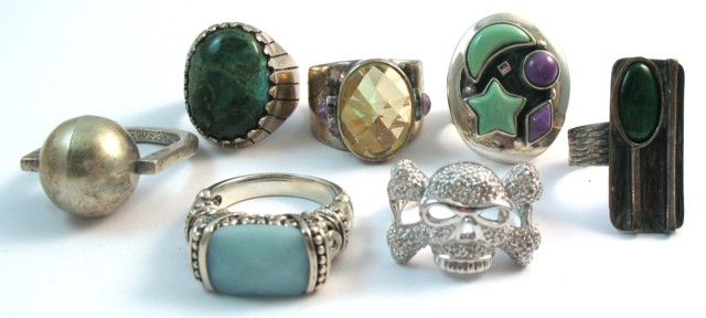 A COLLECTION OF SEVEN RINGS: