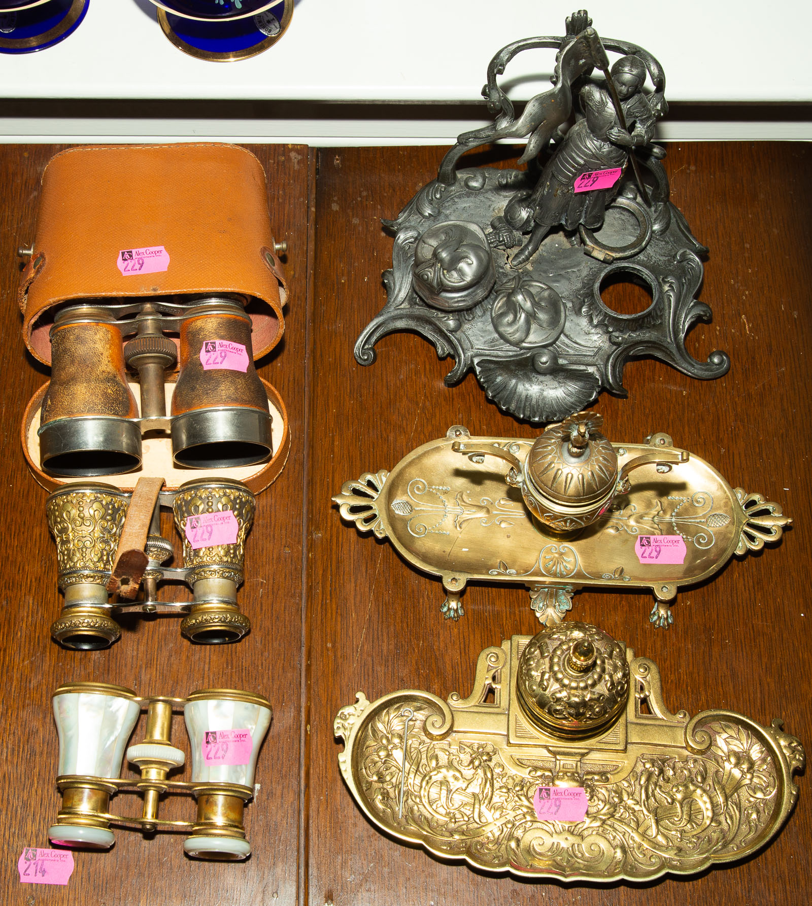 A COLLECTION OF VINTAGE ITEMS