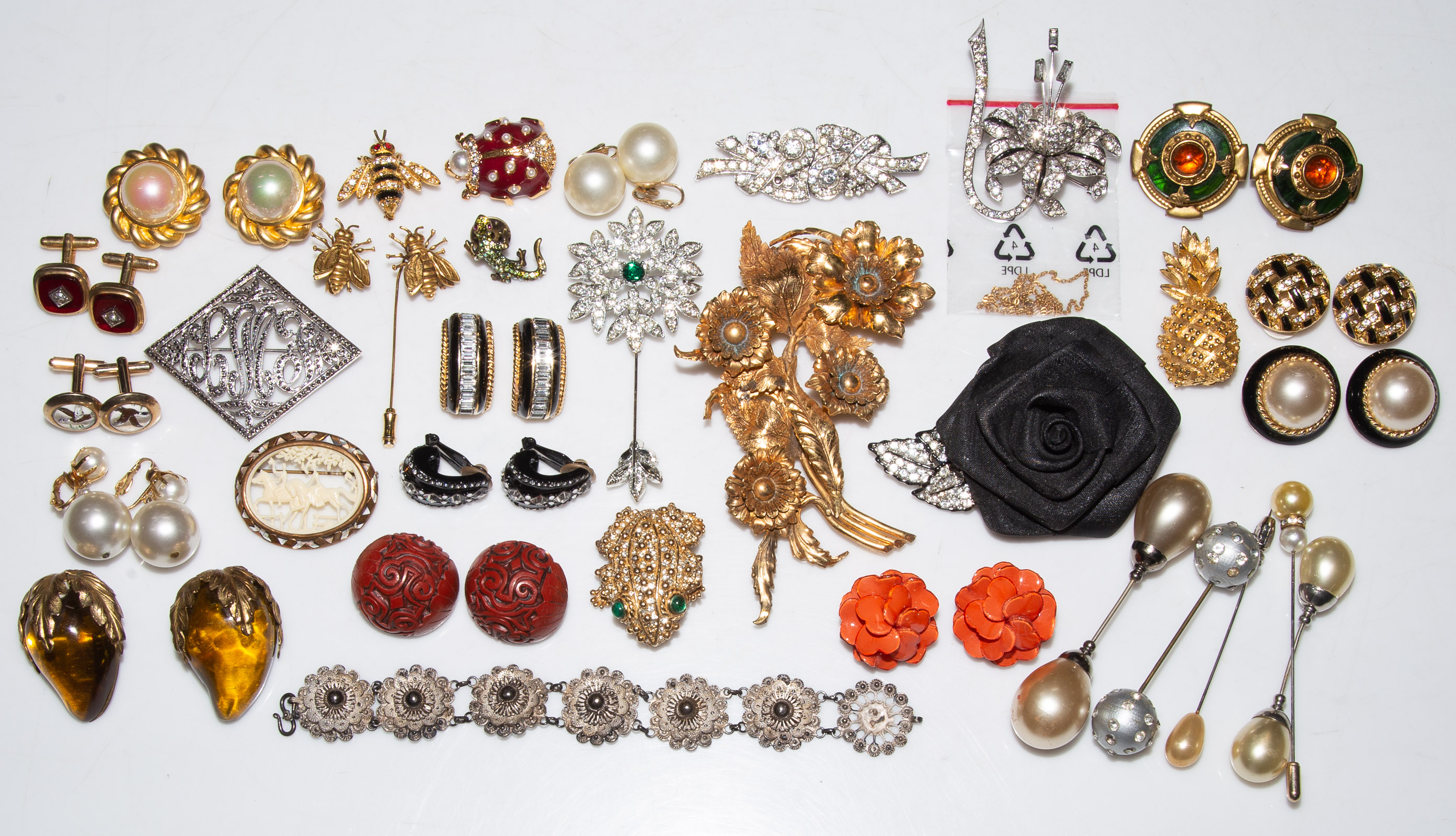 A COLLECTION OF VINTAGE JEWELRY &
