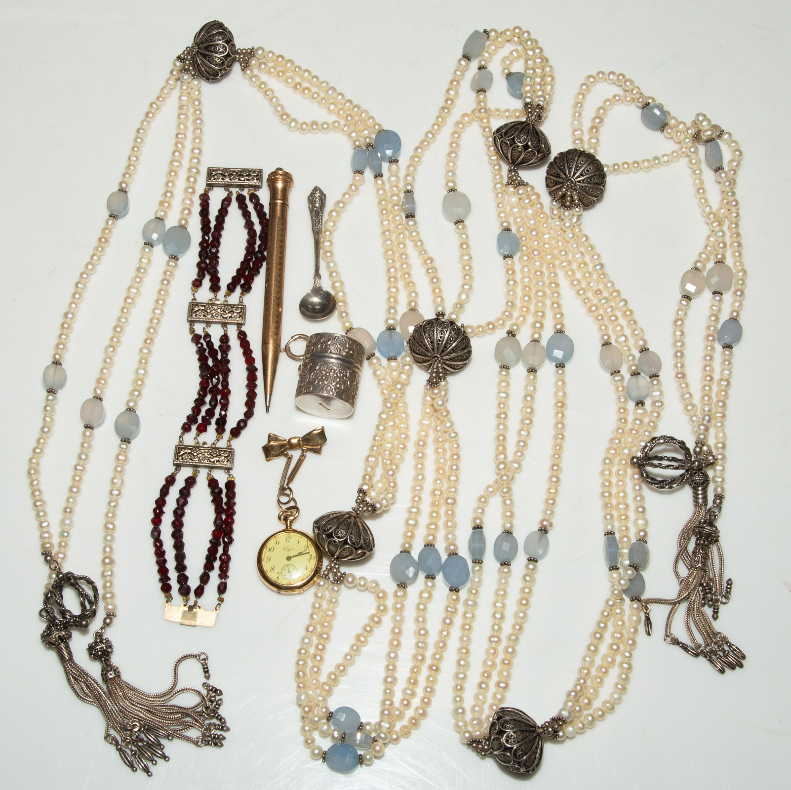 A COLLECTION OF VINTAGE JEWELRY A