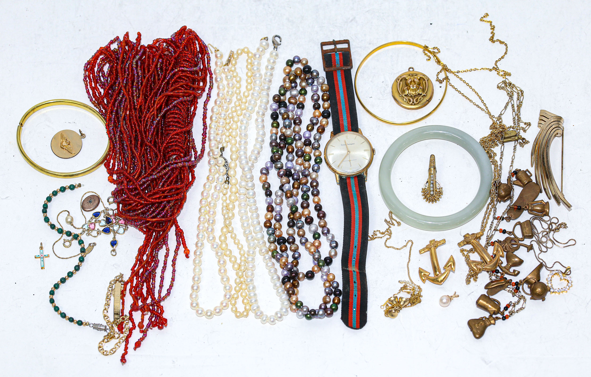 A COLLECTION OF VINTAGE JEWELRY
