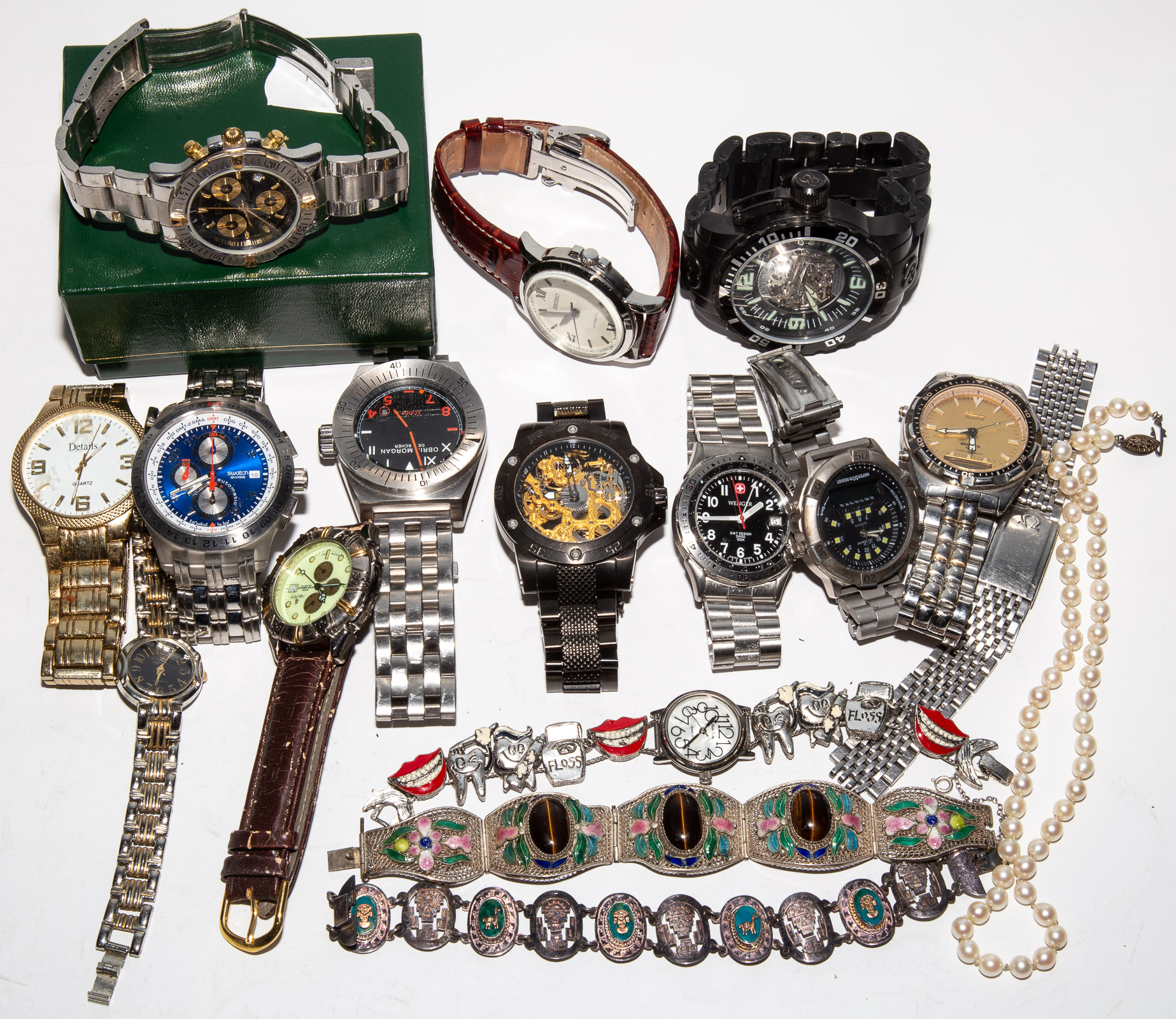 A COLLECTION OF WATCHES & JEWELRY
