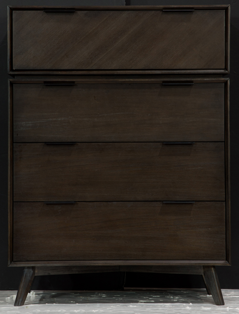 A CONTEMPORARY FOUR DRAWER CHEST