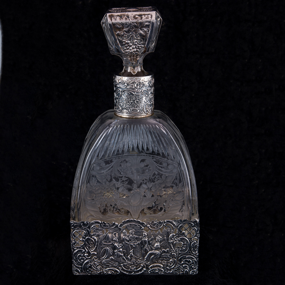 A CONTINENTAL ETCHED GLASS DECANTER