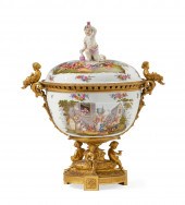 A CONTINENTAL PORCELAIN URNA C