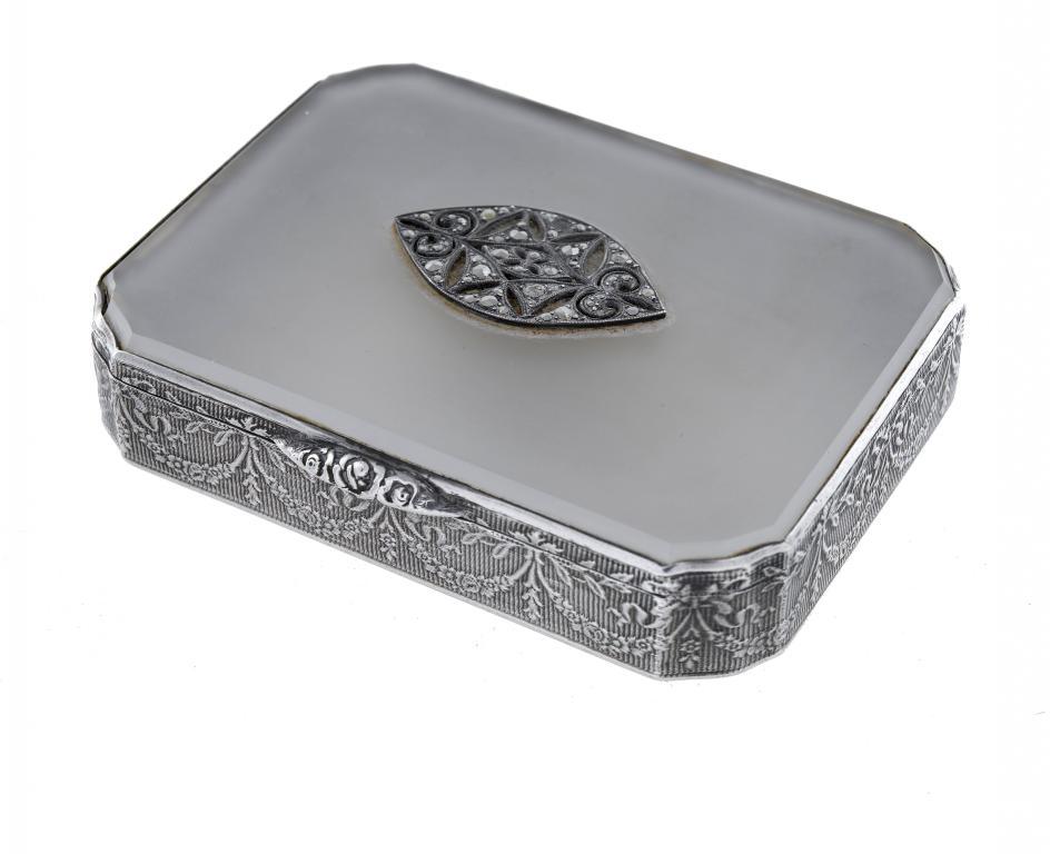 A CONTINENTAL SILVER SNUFF BOX