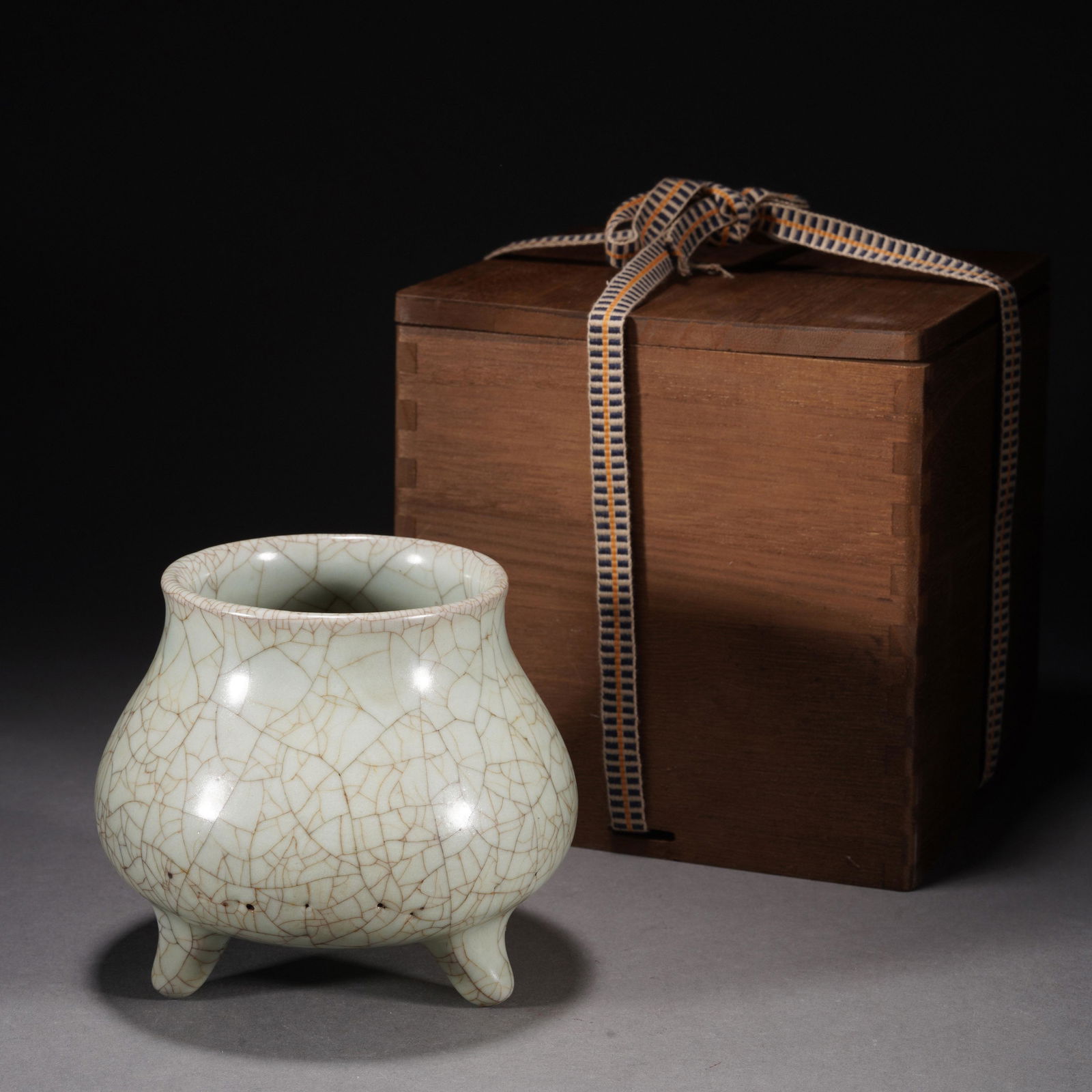 A CRACKED GLAZE PORCELAIN TRIPOD