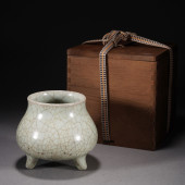 A CRACKED GLAZE PORCELAIN TRIP