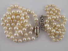 A cultured pearl necklace measuring