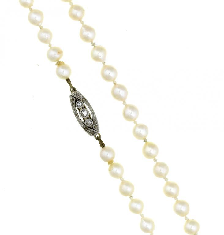 A CULTURED PEARL NECKLACE of