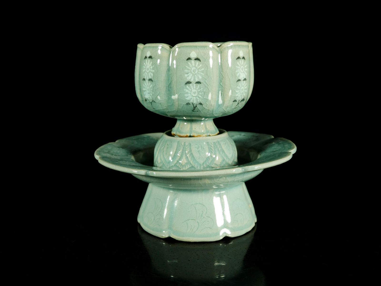 A DELICATE KOREAN CELADON-GLAZED