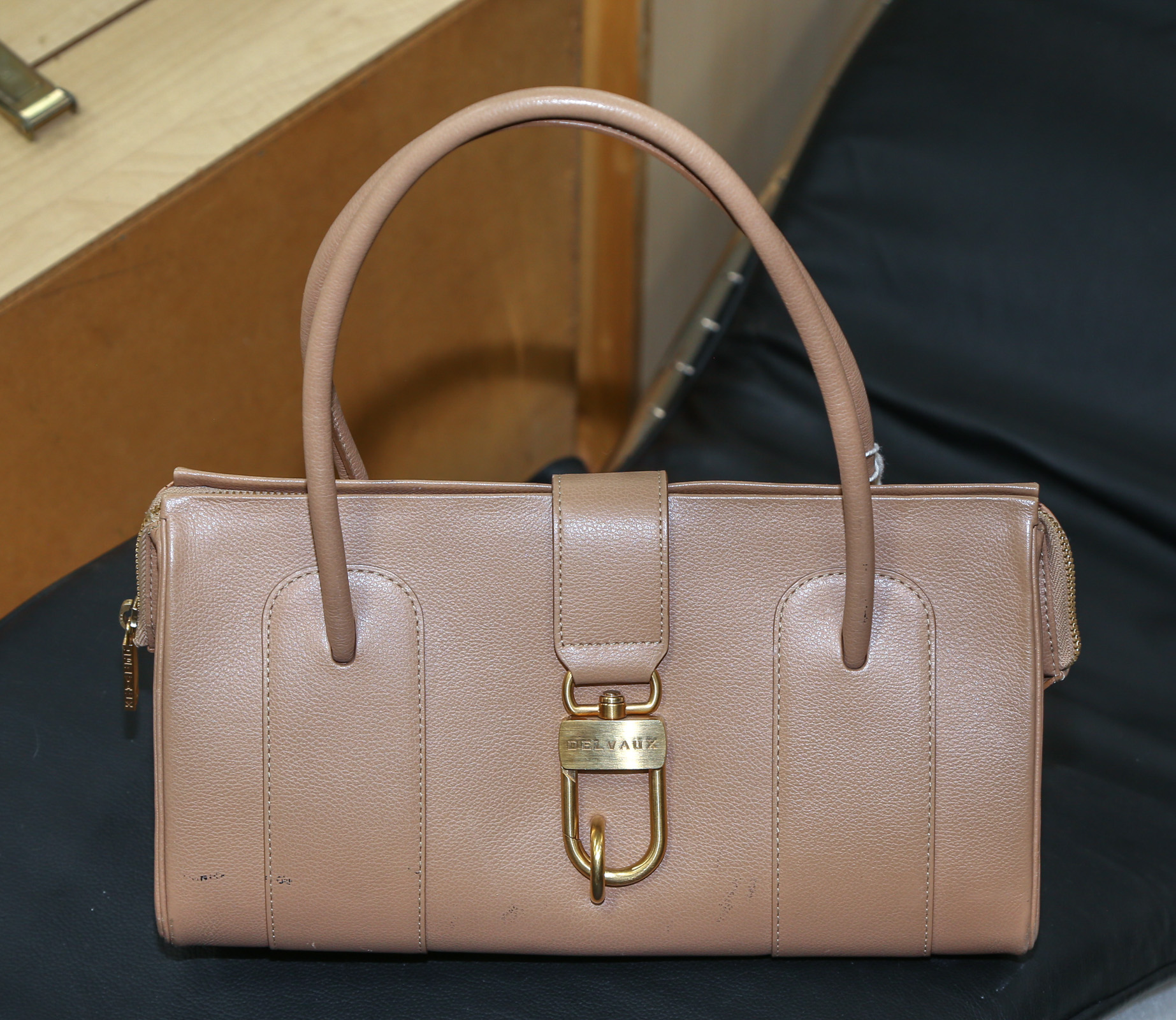 A DELVAUX LEATHER HANDBAG A beige