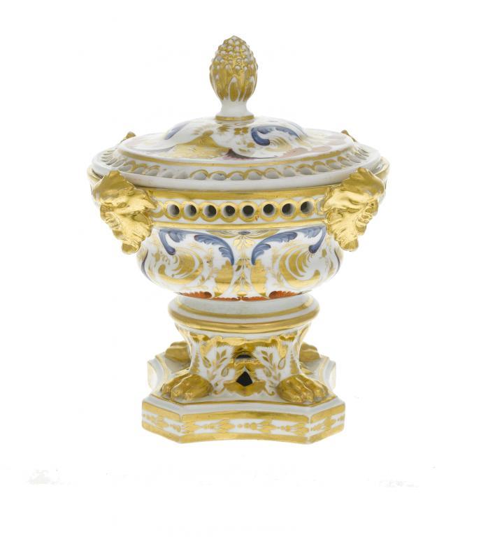 A DERBY POT POURRI VASE AND COVER