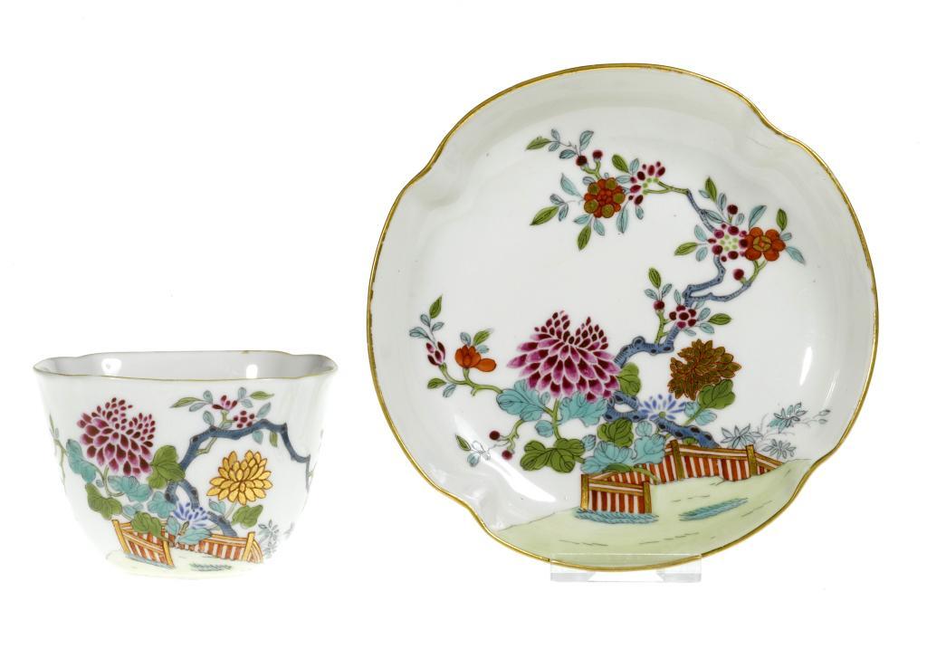 A DERBY QUATRELOBED TEA BOWL AND
